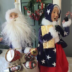 Old Gift shop Stock Patriotic Mrs and Santa Claus Byers Choice Carolers